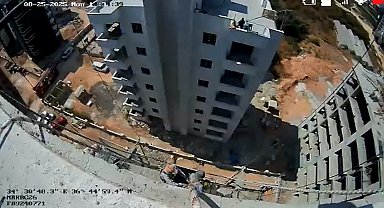 İskelede mahsur kalan inşaat işçileri, duvar kırılarak kurtarıldı