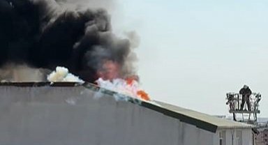 İstanbul- Arnavutköy'de 5 katlı binanın çatısında çıkan yangın söndürüldü