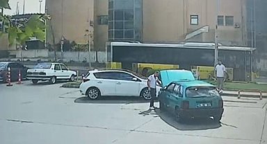 İstanbul - Arnavutköy'de İETT otobüsünden kopan parça istasyondakilerin üzerine savruldu