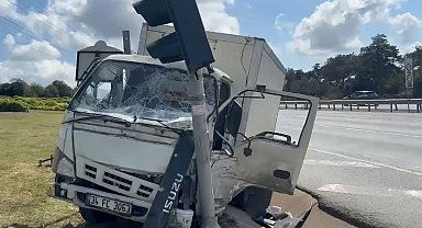 İstanbul- Arnavutköy'de kamyonet önce reklam panolarına ardından trafik ışıklarına çarptı