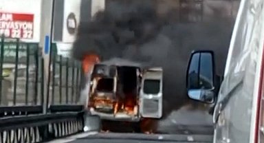İstanbul - Avcılar D-100'de minibüs alev alev yandı