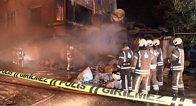 İstanbul- Avcılar'da, çorap atölyesi alev alev yandı