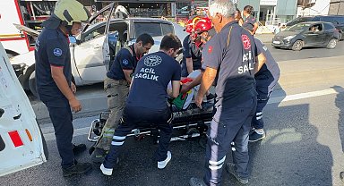 İstanbul- Avcılar'da otomobil aydınlatma direğine çarptı; kaza kamerada