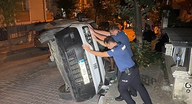 İstanbul - Avcılar'da park halindeki iki araca çarpan hafif ticari araç yan döndü