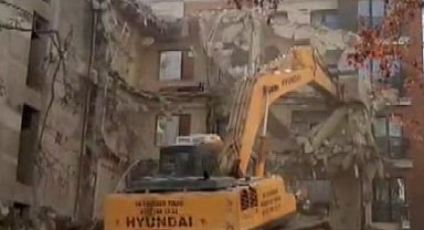 İstanbul - Avcılar'da yıkım sırasında devrilen binayı iş makinesi ile tutmaya çalıştılar