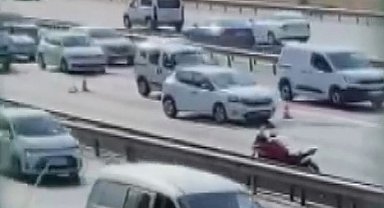 İstanbul - Bağcılar'da emniyet şeridindeki araca çarpıp savrulan motosiklet sürücüsüne otomobil çarptı: 1 ölü