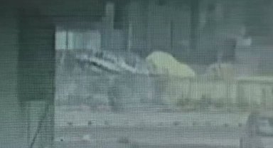 İstanbul - Bağcılar'da işçilerin kaldığı konteynere pikap çarptı; kaza anı güvenlik kamerasında