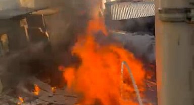 İstanbul- Balat'ta tarihi hamamda yangın çıktı; vatandaşlar hortumla müdahalede etti