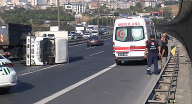 İstanbul - Başakşehir TEM'de yine kamyonet devrildi, uzun araç kuyruğu oluştu