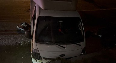 İstanbul - Bayrampaşa'da hafif ticari araç emniyet şeridinde duran kamyonete çarptı: 1'i ağır 3 yaralı