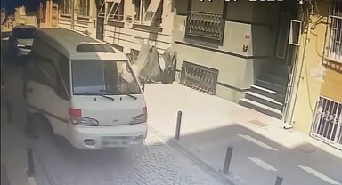 İstanbul-Beşiktaş'ta şüphelinin çaldığı motosikleti 'arızalandı' diyerek nakliyeciye taşıttığı anlar kamerada