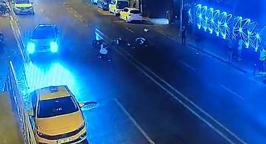 İstanbul - Beşiktaş'ta ters yönden gelen motosikletle kafa kafaya çarpıştı: 2'si ağır 3 yaralı; kaza kamerada