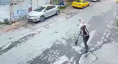 İstanbul - Beyoğlu'nda hastaneye giden kadını gasbetti; o anlar kamerada