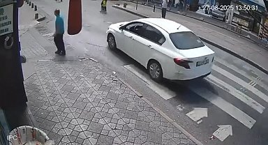 İstanbul - Beyoğlu'nda karşıya geçen dede ve torununa otomobil çarptı
