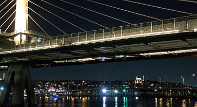 İstanbul- Beyoğlu'nda, köprüden denize düşen kişi için arama çalışmaları başlatıldı