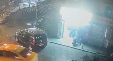İstanbul - Beyoğlu'nda önce yerde darbetti sonra gasbedip kaçtı; o anlar kamerada