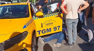 İstanbul - Beyoğlu'nda seyir halindeyken rahatsızlanan taksi şoförü aracını kenara çekip yola uzandı