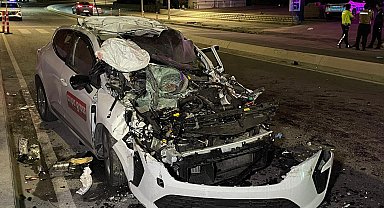 İstanbul -Büyükçekmece'de otomobil park halindeki TIR'a çarptı: 1 ölü, 4 yaralı