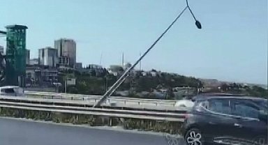 İstanbul-Büyükçekmece'de şiddetli rüzgar nedeniyle aydınlatma direği yan yattı: D-100'de trafik durdu