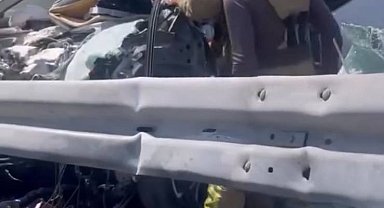 İstanbul- Çatalca'da otomobil bariyere çarptı; araç içinde sıkışan sürücü itfaiye kurtardı