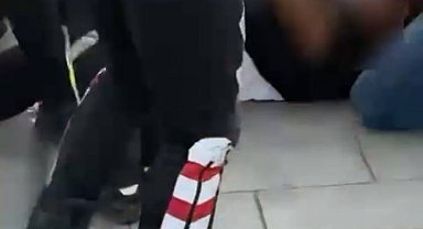 İstanbul - Eminönü'nde tartıştığı kişiyi silahla kovalayan şüpheliyi trafik polisleri etkisiz hale getirdi