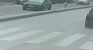 İstanbul - Esenler'de çocuğa çarpmamak için manevra yapan otomobil park halindeki araca çarptı