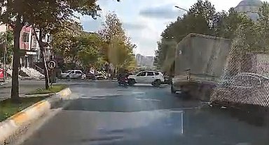 İstanbul- Esenyurt'ta otomobille motosiklet çarpıştı; kaza kamerada
