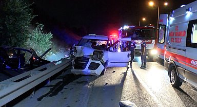 İstanbul - Eyüpsultan'da hafif ticari araç ile otomobil çarpıştı: 1'i ağır 2 yaralı