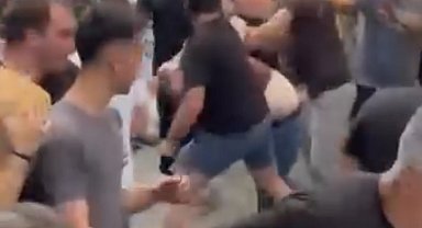 İstanbul - Fatih'te esnaf arasında tekme ve yumruklu meydan kavgası kamerada: Çekpasla saldırdı