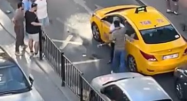 İstanbul- Fatih'te trafikte tartıştığı taksi şoförünü silahla tehdit edip yumruklayarak darbetti