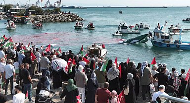 İstanbul-Gazze için İstanbul Boğazı'nda 50 metrelik flama açıldı