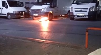 İstanbul-Güngören'de alacağı olduğunu iddia ettiği firmanın araçlarını yakıp kayda aldı