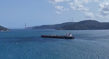 İstanbul- İstanbul Boğazı'nda arızalanarak Sarıyer açıklarına demirletilen tanker havadan görüntülendi