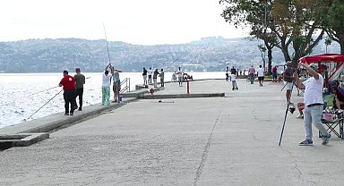 İstanbul - İstanbul'da poyrazla birlikte havanın serinlemesini fırsat bilenler sahillere akın etti