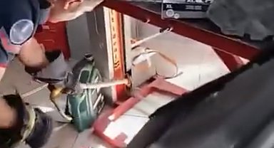 İstanbul- Kağıthane'de iş yerine giren yılanı tekmeleyerek kovmaya çalıştı; itfaiye yakaladı