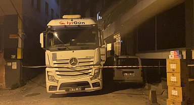 İstanbul -Kağıthane'de TIR kablolara takıldı; aydınlatma direği binaya yaslandı