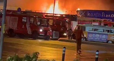 İstanbul - Kartal'da balıkçı barınağında çıkan yangın 4 restorana sıçradı