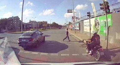 İstanbul - Kırmızı ışıkta karşıya geçen yayaya motosiklet çarptı; kaza anı kamerada