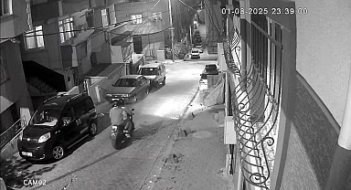 İstanbul - Küçükçekmece'de art arda iki silahlı saldırı; keşif için sokağa gelen şüpheliler kamerada