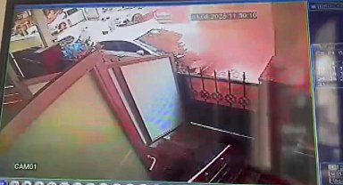 İstanbul - Küçükçekmece'de kentsel dönüşüm kapsamında yıkılan bina bitişikteki apartmanın üzerine çöktü