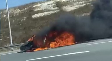 İstanbul- Kuzey Marmara Otoyolu'nda otomobil alev alev yandı