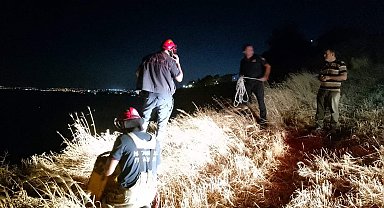 İstanbul - Manzara izlemek için indikleri kayalıklarda mahsur kalan gençleri itfaiye kurtardı