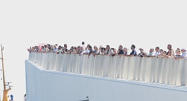 İstanbul - Mavi Vatan Boğaz Geçişi'ne vatandaşlardan yoğun ilgi