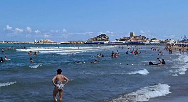 İstanbul-Şile'de yasağa rağmen denize girdiler