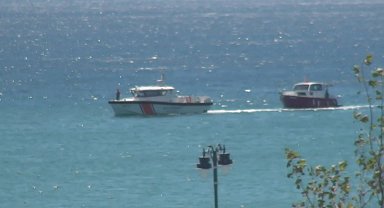 İstanbul - Silivri'de motor arızası sebebiyle sürüklenen tekneyi Sahil Güvenlik ekipleri kurtardı