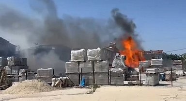 İstanbul- Silivri'de otluk alanda çıkan yangın iş yerine sıçradı