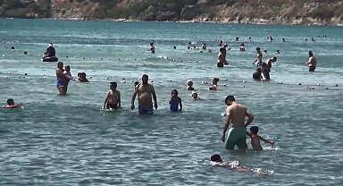 İstanbul - Silivri'de yasağa aldırış etmeden denize girdiler