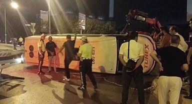 İstanbul - Sultanbeyli'de otomobil ile minibüs çarpıştı: 10 yaralı
