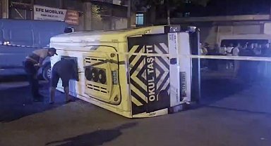 İstanbul -Sultanbeyli'de otomobil ile servis minibüsü çarpıştı: 10 yaralı