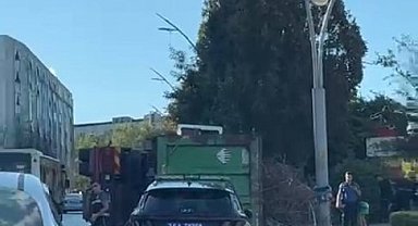 İstanbul - Sultangazi'de demir yüklü kamyon devrildi